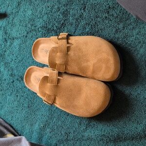 qomfort Suede Clogs